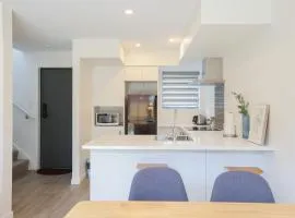 Modern 2-Bed Townhouse Close to City Attractions