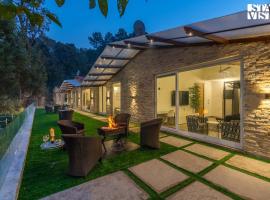 StayVista at La Casa Oberoi with Lawn & Mountain View，位于比姆塔尔的酒店