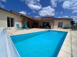 Villa Pourpre-Piscine Chauffée-Climatisation-Jardin，位于Bouniagues的酒店