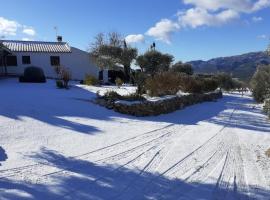 ENTRESIERRAS Apartamentos rurales con chimenea, barbacoa y espacio para eventos，位于卡索拉的酒店