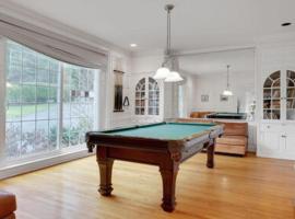 Stunning, Large, Waterfront Retreat，位于Highlands的酒店