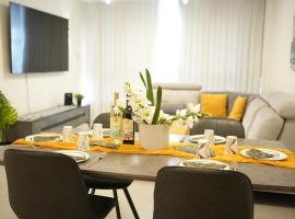 MYS Luxury Apartment，位于内坦亚的带停车场的酒店