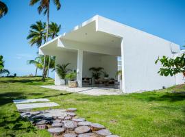 The Palm Bay Club Lodge，位于纳瓜的酒店