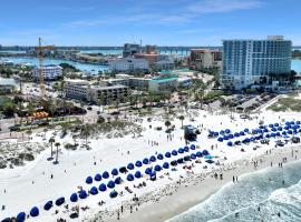 Pelican Pointe Clearwater Beach Hotel，位于克利尔沃特的酒店