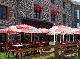 Chambres d'hôtes "La Pinatelle"，位于Chalinargues的酒店