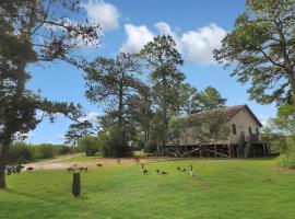 Shady Grove - Water views, Fireplace!，位于Deep Hole的酒店