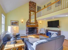 Beach and Golf Hub with All-Season Sunroom in Cape Cod，位于奥尔良的乡村别墅