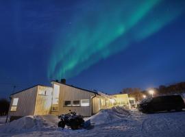 Varangertunet bed & breakfast，位于Jakobselv的带停车场的酒店