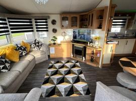 8 berth Waterside Ingoldmells V8 Santanavan 3，位于斯凯格内斯的酒店