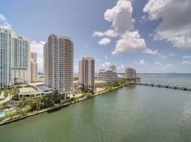 37th Floor Luxurious unit with Bay & Pool view FREE SPA