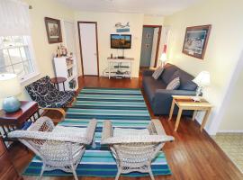 Tall Pines - Pet friendly with screened porch!，位于Deep Hole的酒店