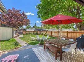 Cozy Downtown Bungalowire Pit Spacious Deck Fenced Yard Walk to Local Dining Bars Shops 1213