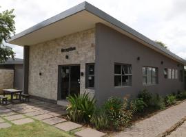 Sandpiper Villas Chobe，位于卡萨内的带泳池的酒店