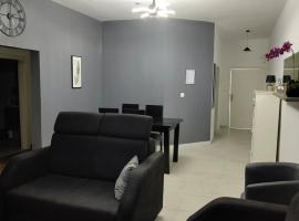 Modern and cozy apartment，位于Azuretti的酒店