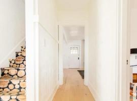 MidMod Muse, a Sumner Stay，位于Sumner的酒店