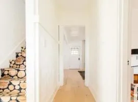 MidMod Muse, a Sumner Stay