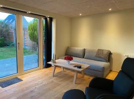 Newly renovated and Centrally located Townhome，位于海宁的乡村别墅