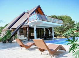 Redwood Cabin Bolinao，位于Bolinao的酒店