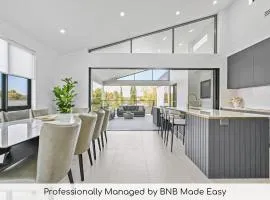 Luxury Designer Retreat - Modern, Entertainer