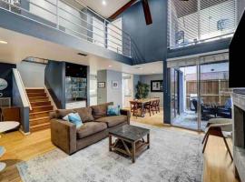 Spacious and stylish home in the heart of Houston，位于休斯顿的乡村别墅