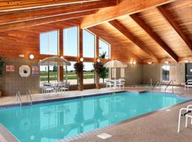 Fossil Creek Hotel & Suites，位于Russell的酒店