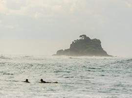 Ram's Surfing Beach,Midigama，位于米迪加马东的酒店