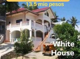 RELAX White house, Puerto Galera，位于波尔多&middot;格尼拉的自助式住宿