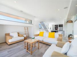 Brand New Condo 1 block from Beach - Pet Friendly，位于恩西尼塔斯的酒店