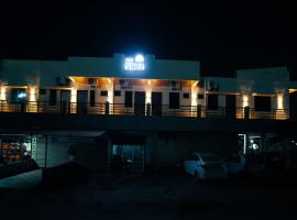 Hotel Pb Inn，位于甘德希罕的酒店