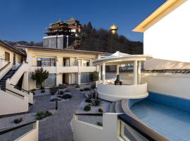 半渡供氧Holiday Villa设计师民宿，位于香格里拉的酒店