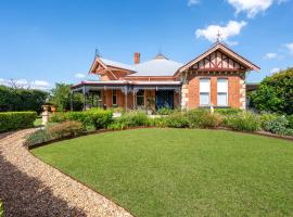 Luxury at Lauralla - An Elegant Victorian Escape，位于马奇的酒店