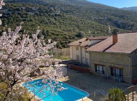 Hotel Guara Inlukā，位于Las Almunias的带泳池的酒店