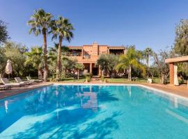 Villa Layyine avec personnel, piscine, spa et sports，位于马拉喀什的酒店