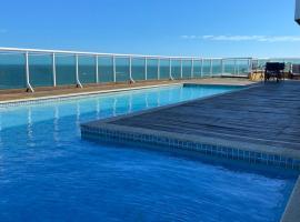 Suíte na Orla - Cavaleiros，位于马卡埃的酒店