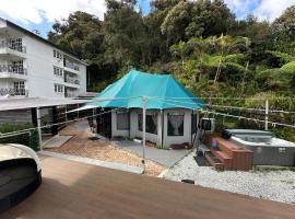 kMah Parkland with Outdoor Jacuzzi，位于伯恩仓的带按摩浴缸的酒店