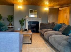 Shannon View Jungle House，位于阿斯隆的酒店