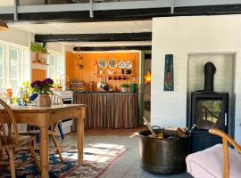 Idyllic Timbered Home In Lovely Lolland Setting，位于Øster Ulslev的酒店