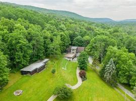12 Private Acres, 15min to Wineries & Keuka Lake，位于巴斯的酒店