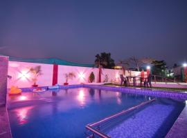 EMPYREAN STAY II 4BHK II CHARLIE VILLA II AC II BIG POOL Il，位于罗纳瓦拉的酒店