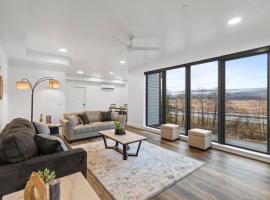 Stunning Waterfront Condo Breathtaking Views 202，位于朱诺的酒店