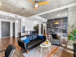 Chic 3BR - 3BA Condo at 5 Point South，位于伯明翰的酒店