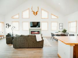 New Cabin Pet Friendly With A Game Room And King Beds，位于Como的酒店