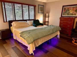 Peaceful 5-Bed Retreat Garden Near SF，位于里士满的酒店