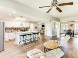 10 Mi to St Simons Island Home with Screened Porch