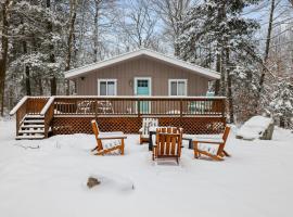 Family Friendly Cabin With A Firepit And A Hot Tub In Heart of Poconos，位于Pocono Pines的酒店