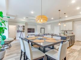 2 Mi to Beach Bright Navarre Home with Fire Pit!，位于纳瓦拉的酒店