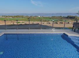 Levication Villa - Private Pool - Lakefront Migdal，位于马格达拉的酒店