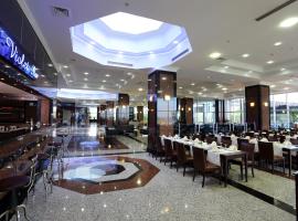 Eser Diamond Hotel Spa & Convention Center İstanbul，位于锡利夫里的带泳池的酒店