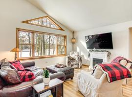 Lakefront Home with Private Beach in Rhinelander!，位于Rhinelander的酒店