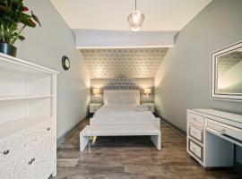 Spacious, Central Townhouse with Hot Tub & Free Parking，位于莱瑟姆-圣安妮的酒店